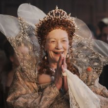 Anonymous: Vanessa Redgrave sorride in una scena nei panni della Regina Elisabetta