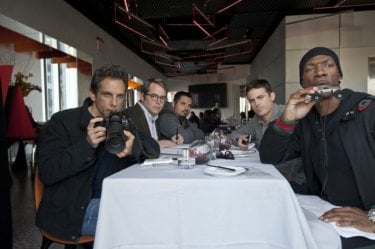 Ben Stiller, Matthew Broderick, Michael Peña, Casey Affleck e Eddie Murphy in una scena di Tower Heist: Colpo ad alto livello