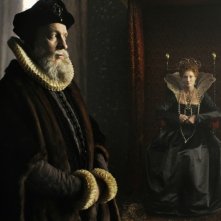 David Thewlis in una scena di Anonymous insieme ad una giovane Regina Elisabetta interpretata da Joely Richardson