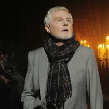 Dereck Jacobi durante il prologo del film Anonymous