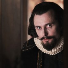 Edward Hogg nei panni di Robert Cecil in una scena di Anonymous
