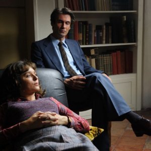 Fabrizio Gifuni insieme a Valeria Golino in una scena de La kryptonite nella borsa