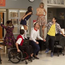 Glee: Darren Criss, Lea Michele, Jenna Ushkowitz, Kevin McHale, Harry Shum jr.e Dianna Agron in una scena dell'episodio Pot O' Gold