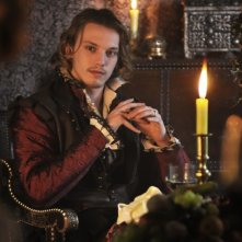 Jamie Campbell Bower in una foto promozionale di Anonymous è il giovane duca di Oxford