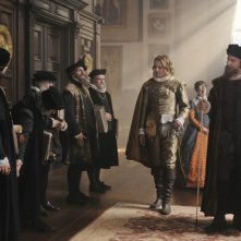 Jamie Campbell Bower insieme a David Thewlis in una scena di Anonymous