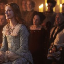 Joely Richardson sorride divertita in una scena di Anonymous