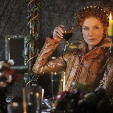 Joely Richardson sorseggia un bicchiere di vino rosso in una scena di Anonymous