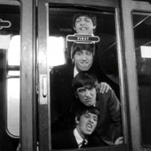 Paul McCartney, John Lennon, Ringo Starr e George Harrison in una scena di Tutti per uno