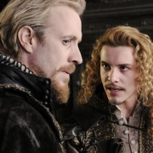 Rhys Ifans e Xavier Samuel parlano in una scena del film Anonymous