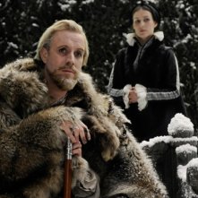 Rhys Ifans in una scena del film Anonymous insieme a Helen Baxendale