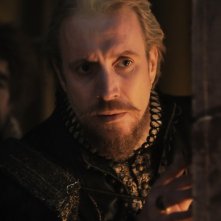 Rhys Ifans nei panni del Conte di Oxford in una scena di Anonymous