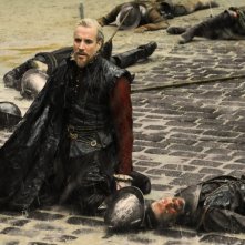 Rhys Ifans sotto la pioggia sul campo di battaglia in una scena di Anonymous