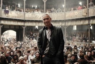 Roland Emmerich sorride sul set del suo Anonymous
