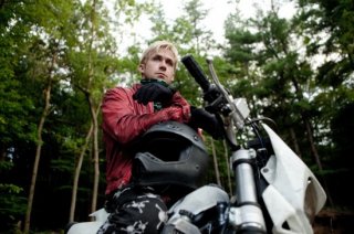 Ryan Gosling motociclista criminale per amore del figlio in The Place Beyond the Pines