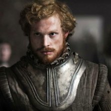 Sam Reid è il Conte di Essex in una scena di Anonymous