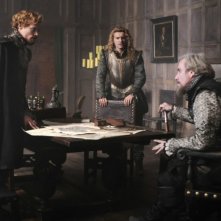 Sam Reid, Xavier Samuel e Rhys Ifans discutono animatamente in una scena di Anonymous