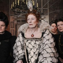 Vanessa Redgrave con lo sguardo allibito in una scena di Anonymous interpreta laRegina Elisabetta