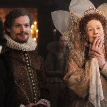 Vanessa Redgrave insieme a Edward Hogg e Sam Reid in una scena di Anonymous