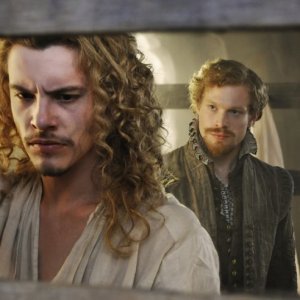 Xavier Samuel in una scena di Anonymous insieme a Sam Reid