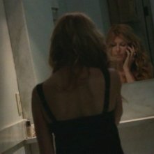 American Horror Story: Connie Britton al telefono nell'episodio Halloween - part 2 (stag. 1)