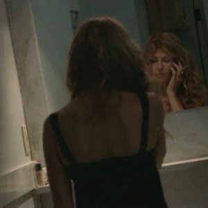 American Horror Story: Connie Britton al telefono nell'episodio Halloween - part 2 (stag. 1)