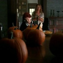 American Horror Story: Frances Conroy e Connie Britton nell'episodio Halloween - part 1 (stagione 1)