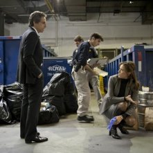 Ben Stiller e Téa Leoni sul luogo di un sequestro in una scena di Tower Heist: Colpo ad alto livello