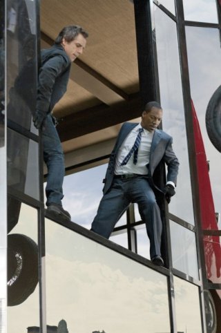 Eddie Murphy e Ben Stiller durante una scena d'azione del film Tower Heist: Colpo ad alto livello