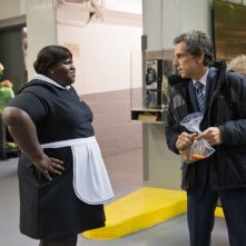Gabourey Sidibe, Ben Stiller e un pesce rosso in una scena di Tower Heist: Un colpo ad alto livello
