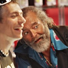 Giovanni Vernia e Diego Abatantuono in una scena del film Ti stimo fratello