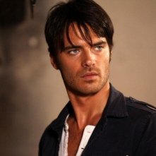 Giulio Berruti in una scena della miniserie Rai, La ragazza americana