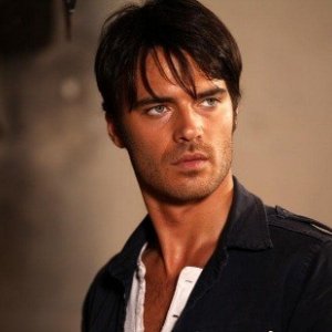 Giulio Berruti in una scena della miniserie Rai, La ragazza americana