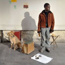 Il piccolo Blondin Miguel in una scena del film Miracolo a Le Havre