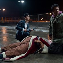 John Cho e Kal Penn in A Very Harold & Kumar Christmas, commedia natalizia della Warner Bros