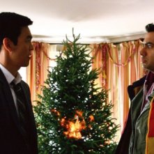 John Cho e Kal Penn in A Very Harold & Kumar Christmas, commedia natalizia targata Warner Bros