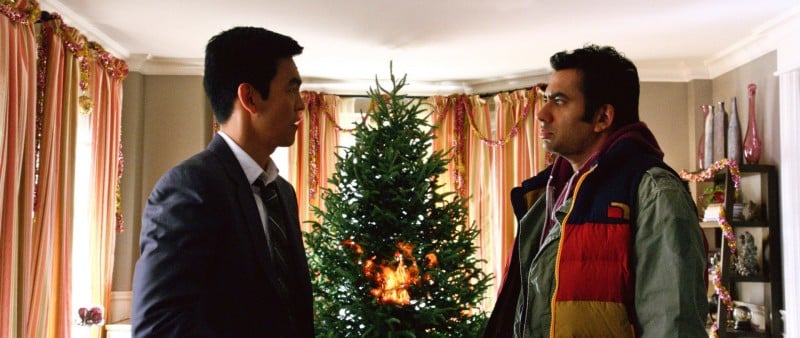 John Cho e Kal Penn in A Very Harold & Kumar Christmas, commedia natalizia targata Warner Bros
