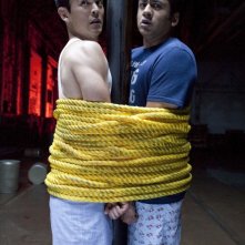 John Cho e Kal Penn in A Very Harold & Kumar Christmas, legati come salami