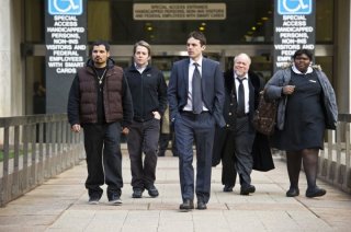 Michael Peña, Matthew Broderick e Casey Affleck in una scena di Tower Heist: Colpo ad alto livello insieme a Gabourey Sidibe e Stephen Henderson