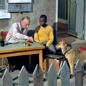 Miracolo a Le Havre: André Wilms e Blondin Miguel in una toccante scena del film