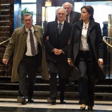 Téa Leoni in una scena di Tower Heist: Colpo ad alto livello insieme a Alan Alda, Harry O'Reilly e Peter Van Wagner