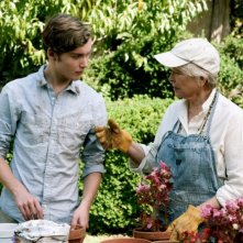 Un giorno questo dolore ti sarà utile: Toby Regbo insieme alla nonna Ellen Burstyn in una scena del film