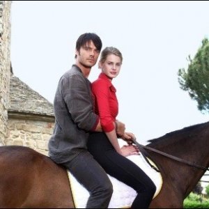 Vanessa Hessler e Giulio Berruti in una romantica scena della miniserie Rai, La ragazza americana