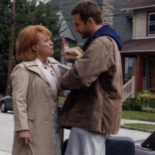 Bradley Cooper e Jacki Weaver in una scena di The Silver Linings Playbook