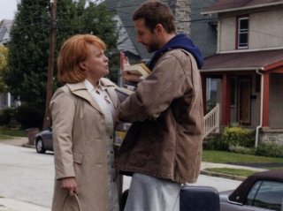 Bradley Cooper e Jacki Weaver in una scena di The Silver Linings Playbook