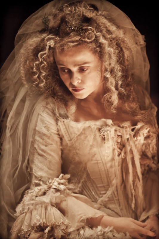 Helena Bonham Carter Ingabbiata Nel Vestito Da Sposa Di Miss Havisham Donna Abbandonata Sull Altare  221380