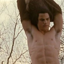 Taylor Lautner in New Moon mentre si toglie la t-shirt per soccorrere Bella