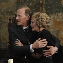 1921 - Il mistero di Rookford, Andrew Havill insieme ad Anastasia Hille in una scena del film