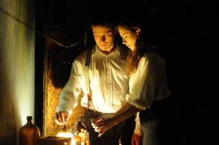 1921 - Il mistero di Rookford, Rebecca Hall e Dominic West in una scena tratta dal film