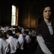 1921 - Il mistero di Rookford, Rebecca Hall nei panni di Florence Cathcart in una scena del film
