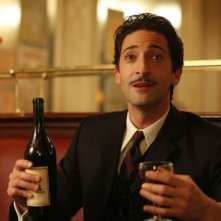 Adrien Brody in una scena di Midnight in Paris di Woody Allen